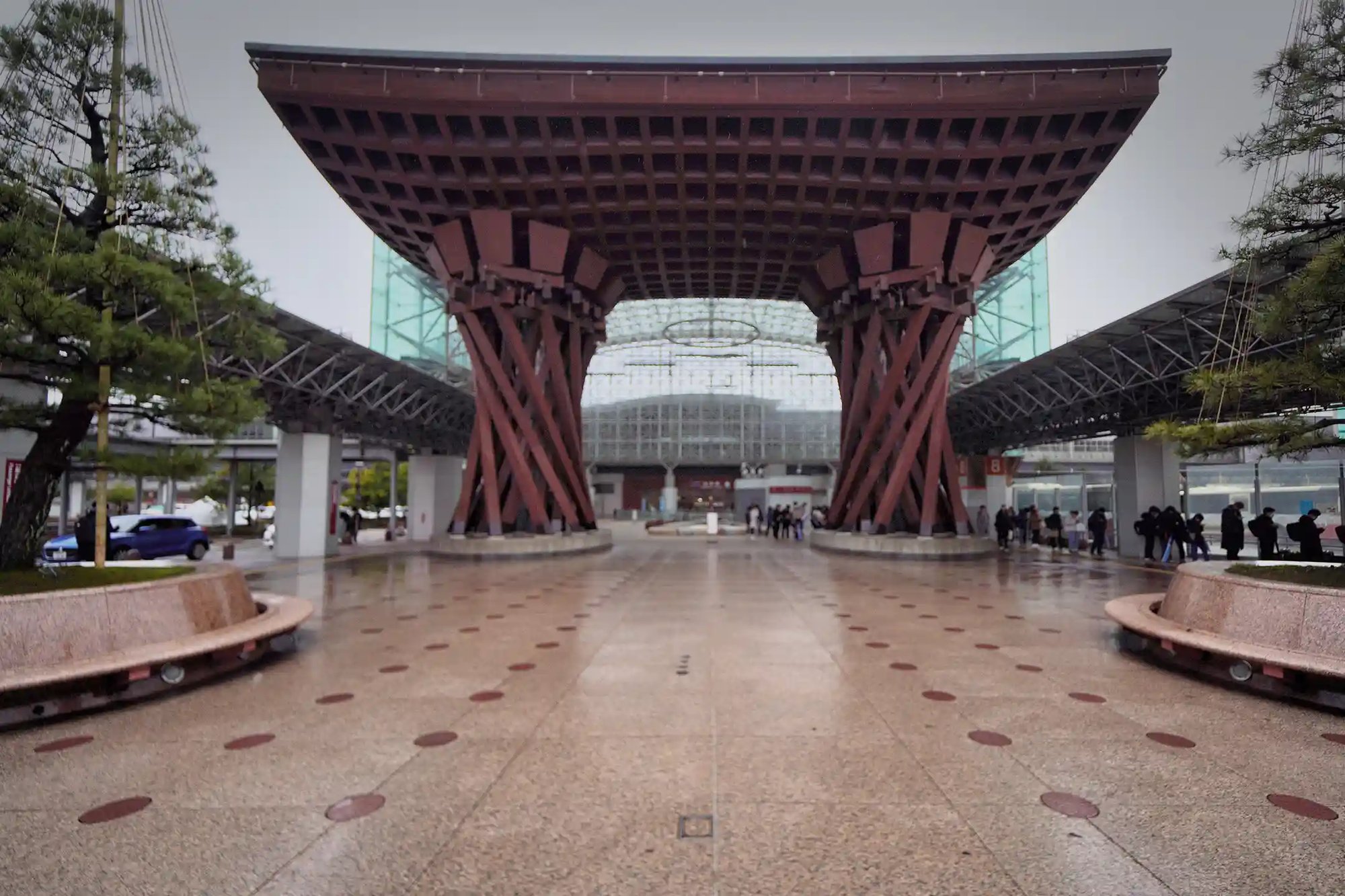 Tsuzumi Gate, in the rain