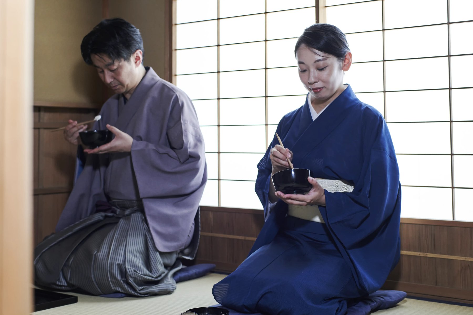 茶室で向かい合う亭主と客