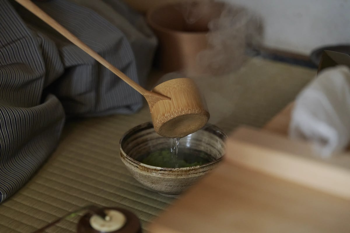 茶筅で濃茶を練る