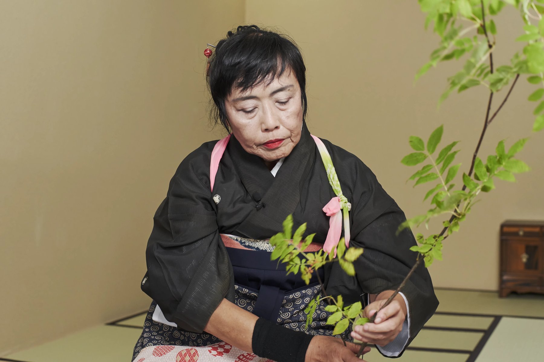 Kouen Yokoi arranging on the tatami in her atelier