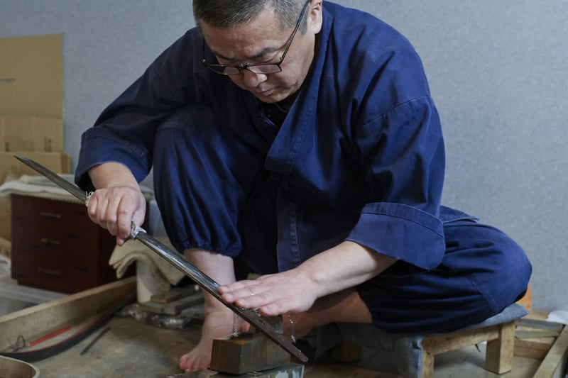 Polishing a blade on the stone