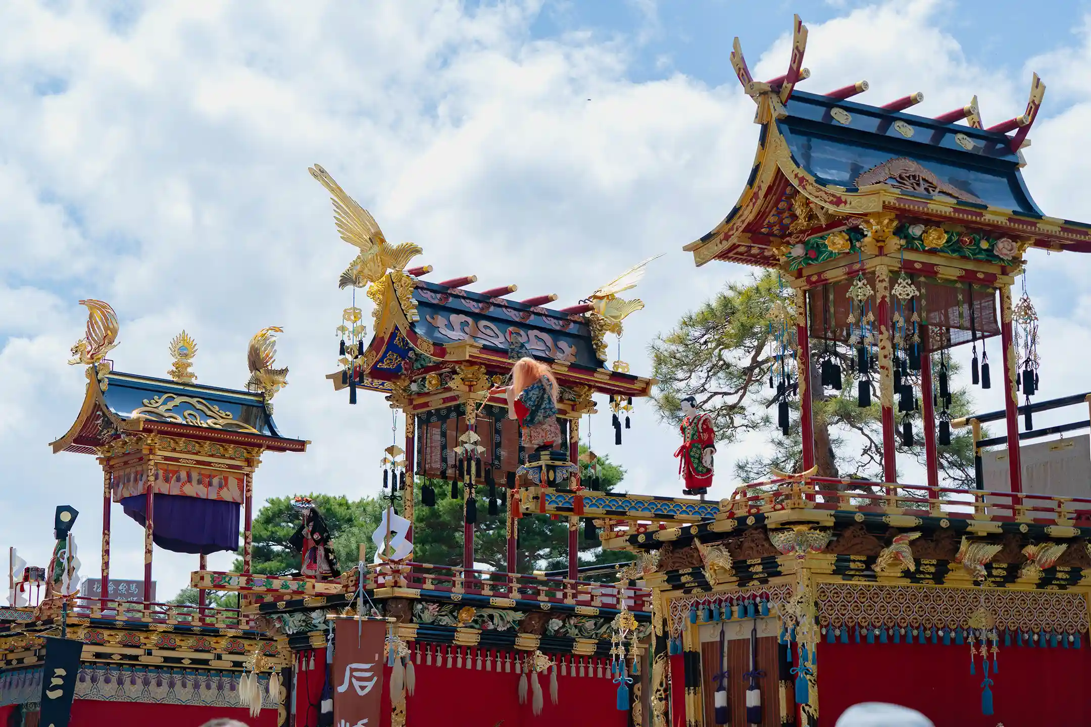 A marionette dedication performed on a festival float