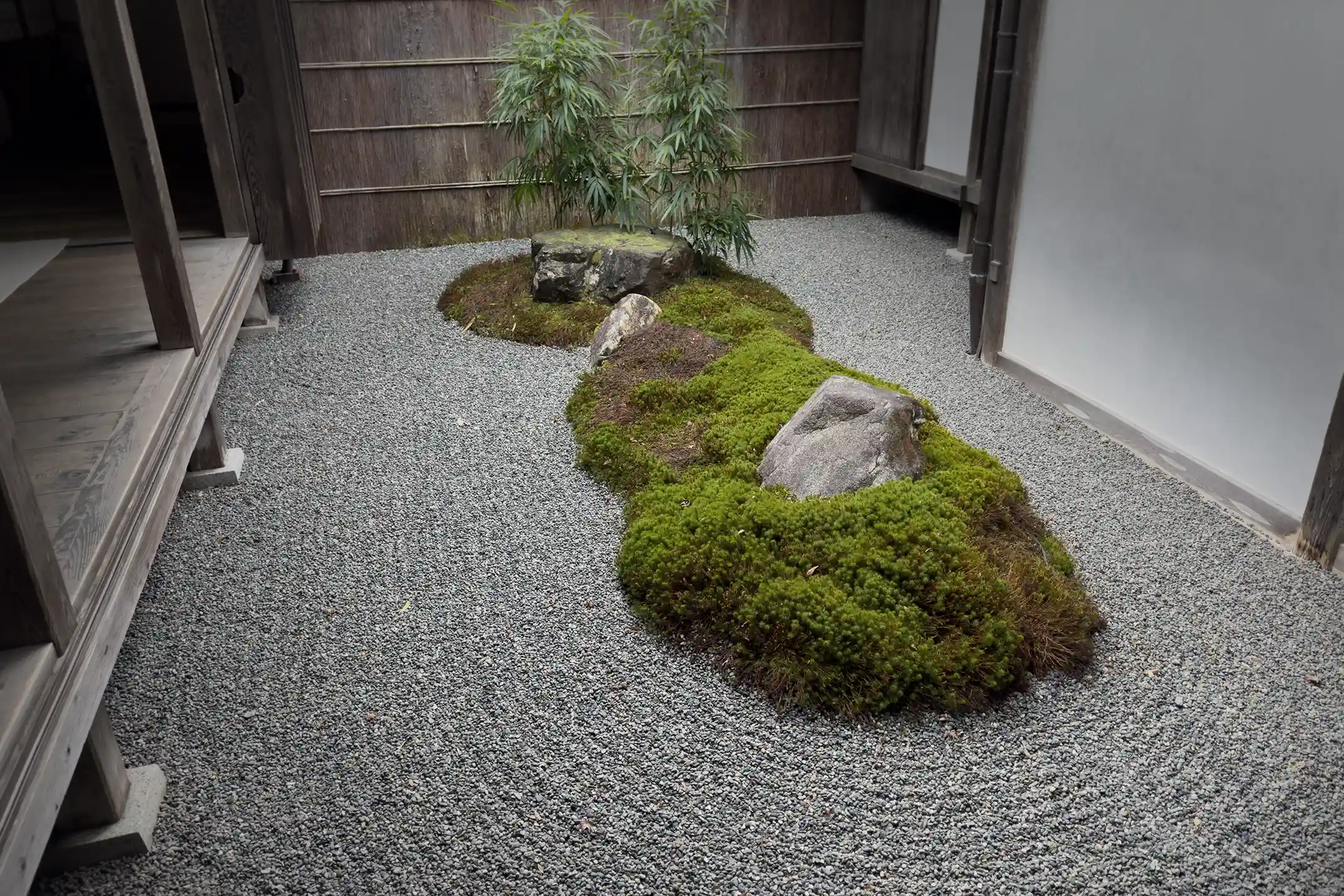 A small dry landscape courtyard