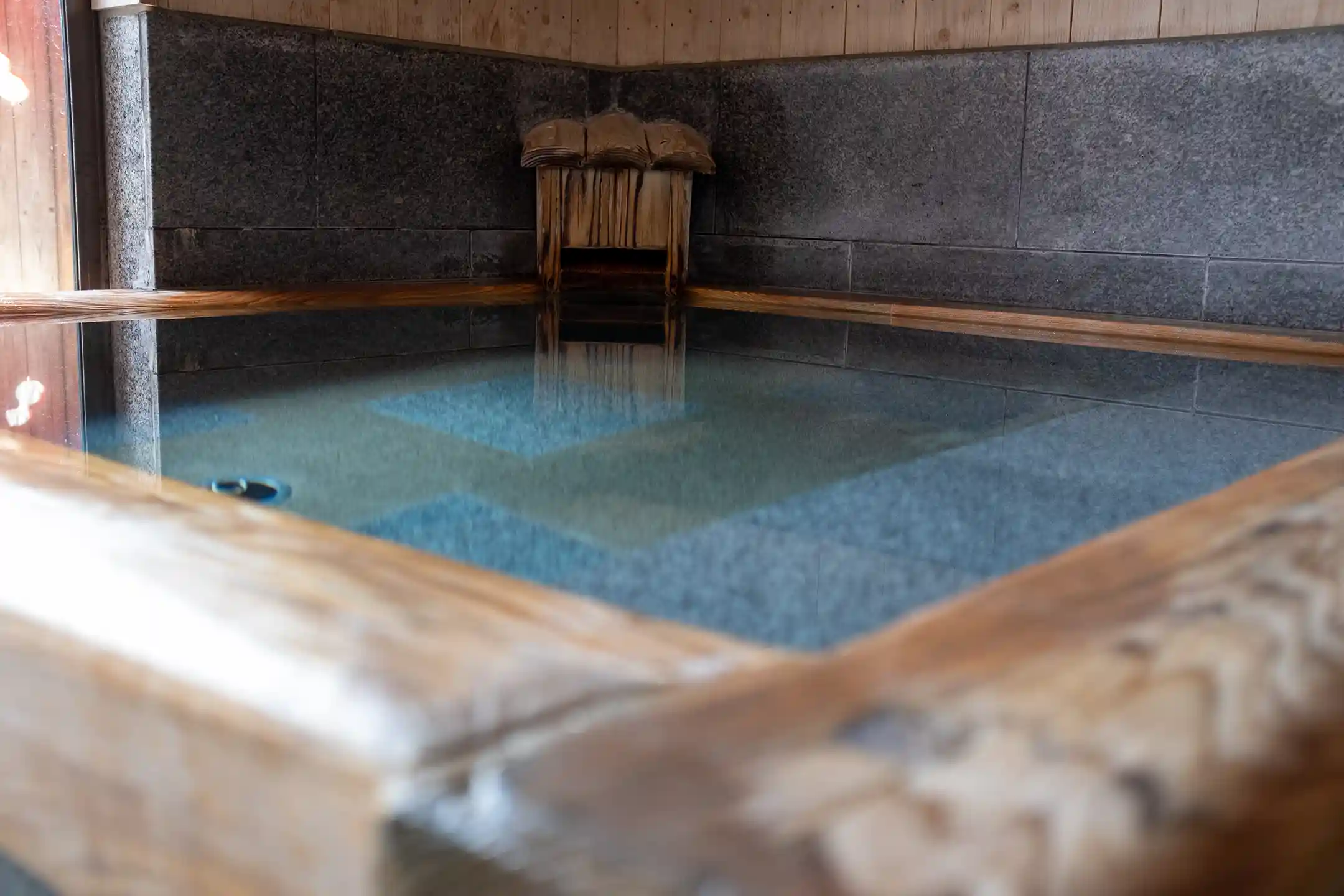 A Complete Guide to Onsen Ryokan for an Unforgettable Anniversary—Luxury for Two at Japan’s High‑End Hot Springs
