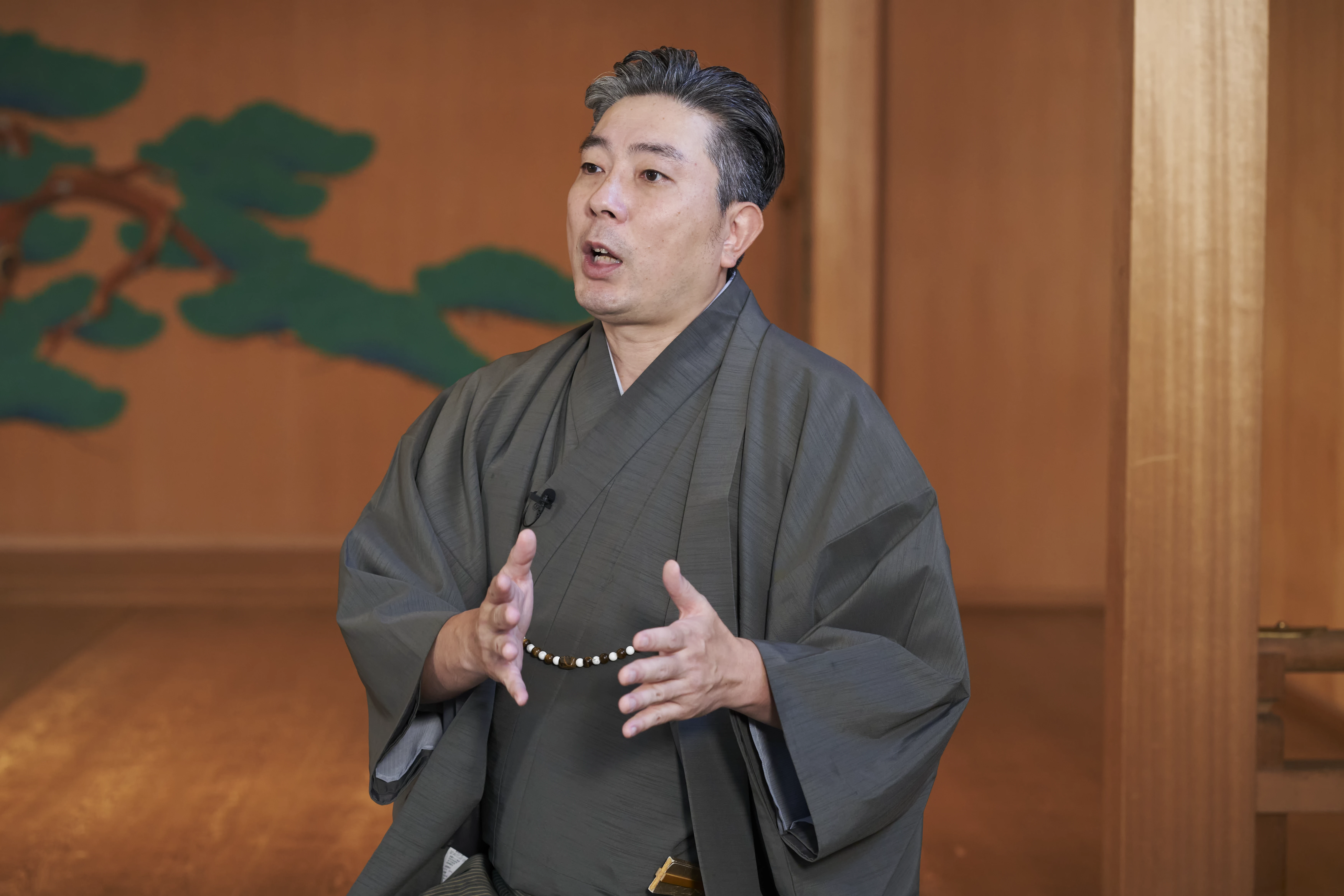 A kyogen performer