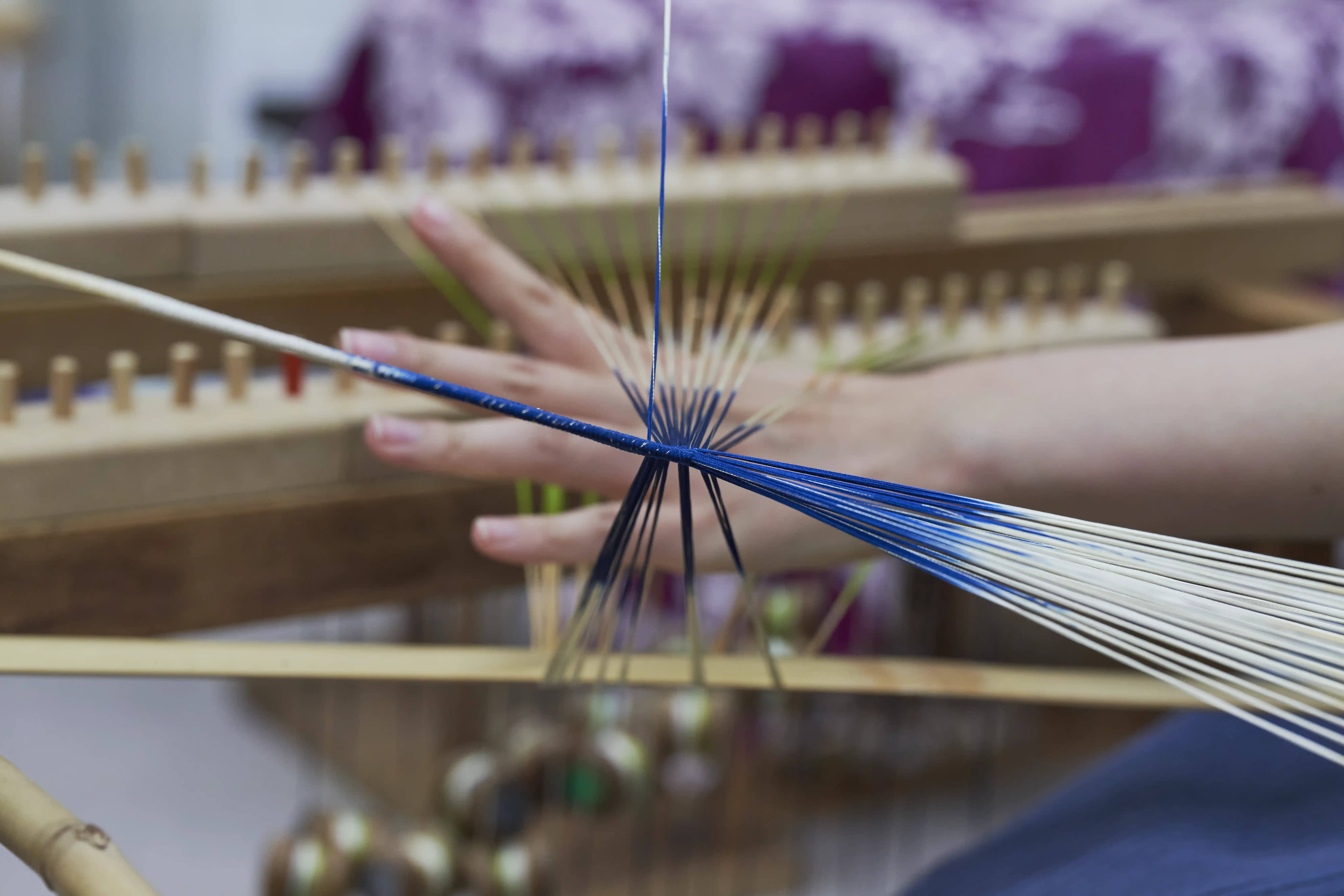 Braiding silk cord on a round stand