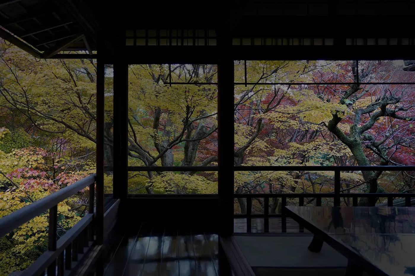 紅葉の庭を望む和室